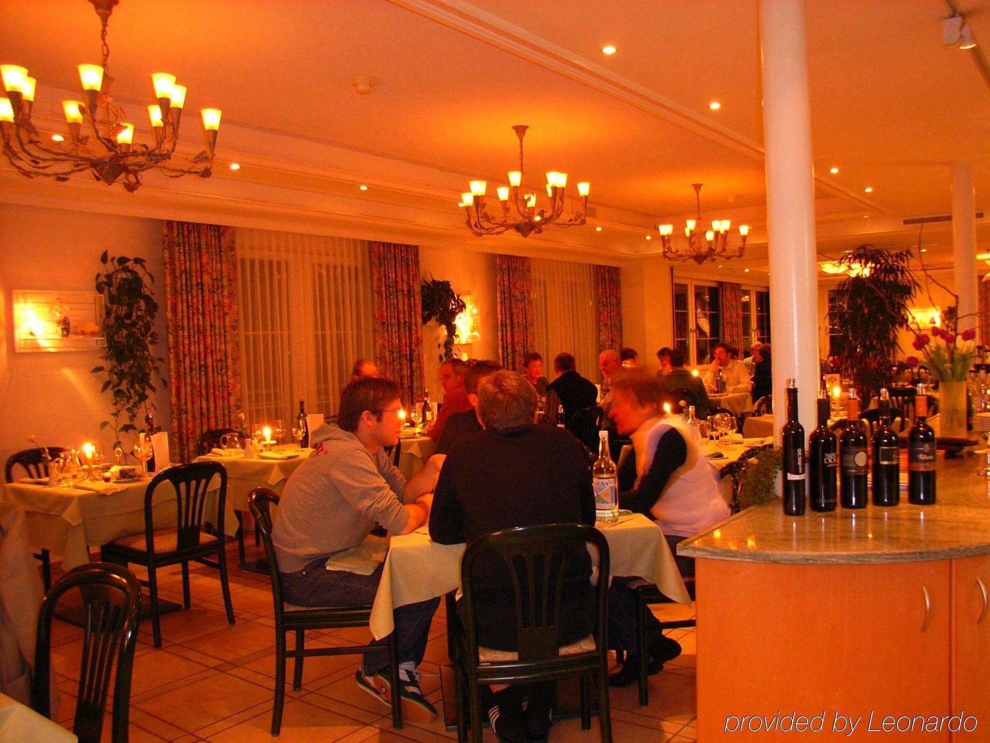 Typically Swiss Hotel Altana Scuol Restaurante foto